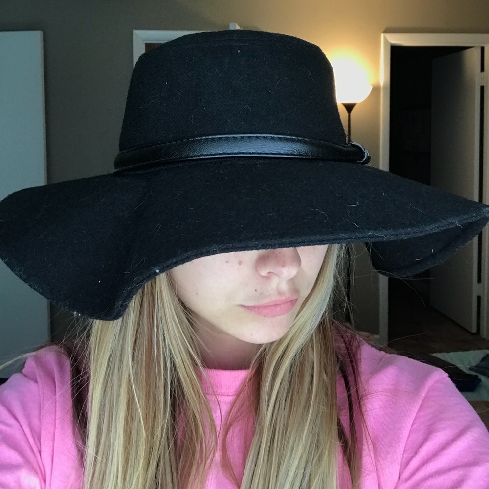 Kendall and Kylie floppy hat